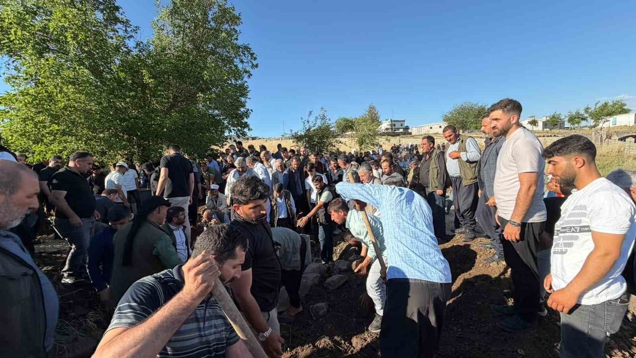 Karaman’daki kazada ölen 3 kardeş Siverek’te yan yana toprağa verildi