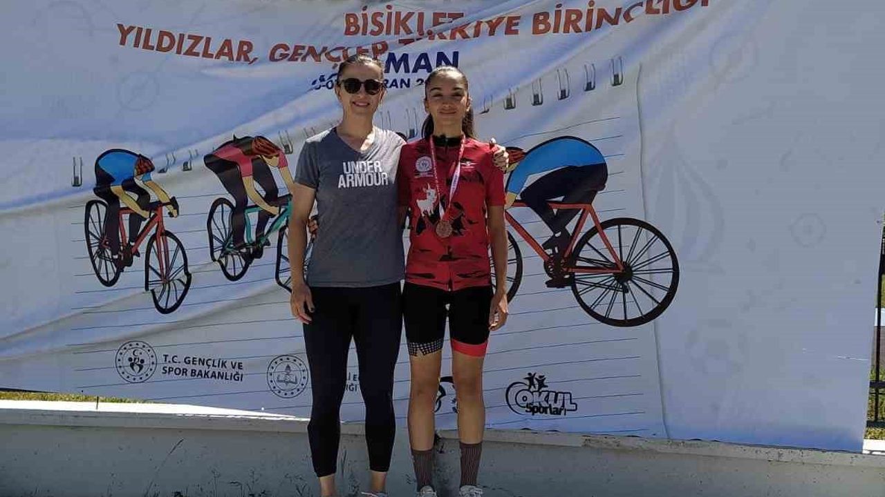 Karaman’daki Okul Sporları Bisiklet Yarışında Aydınlı Hena Gümüş bronz madalya kazandı