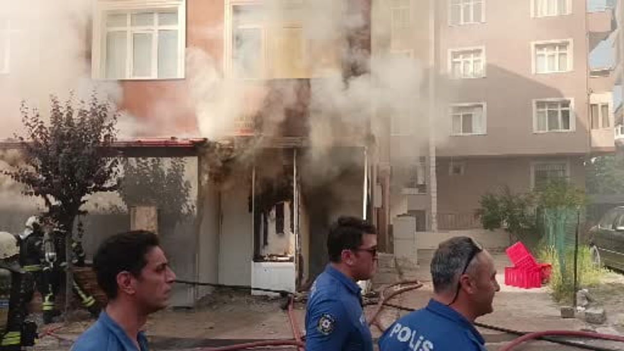 Karamürsel'de yumurta ve et satış dükkânında yangın; duvar dozerle yıkılarak müdahale edildi