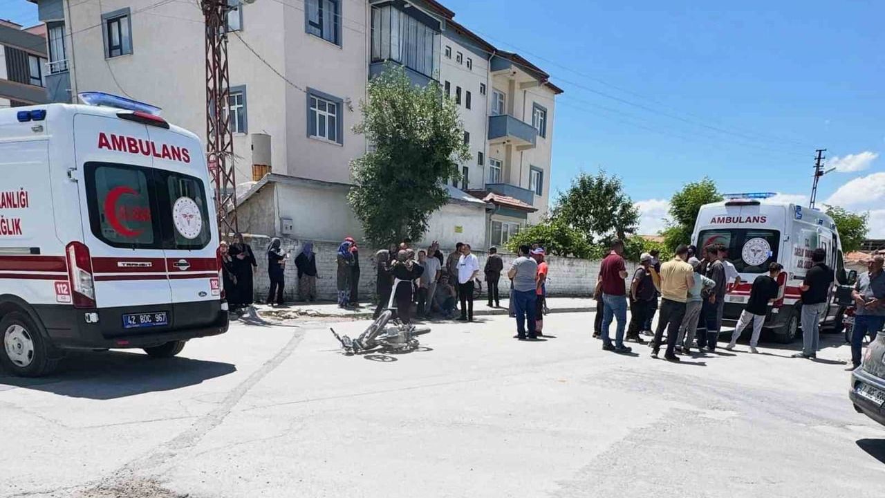 Karapınar'da motosikletin beton mikserine çarpması sonucu iki kişi yaralandı