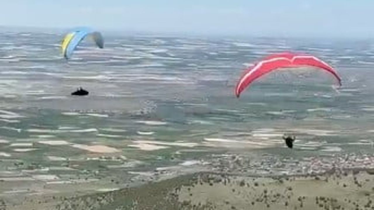 Karapınar’dan Bor’a 112 km: Yamaç paraşütçüleri 4,5 saatlik termik uçuşla ulaştı