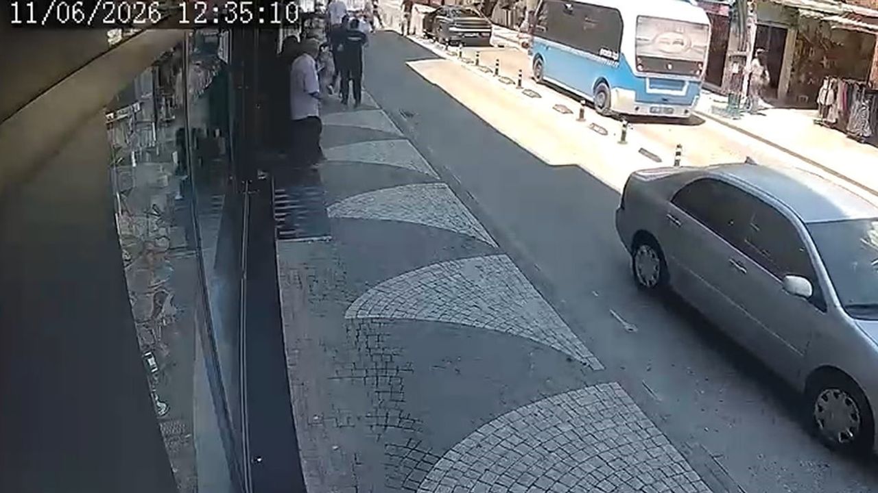 Karasu'da otomobilin çarptığı engelli yaya yaralandı — Kaza anı güvenlik kamerasında