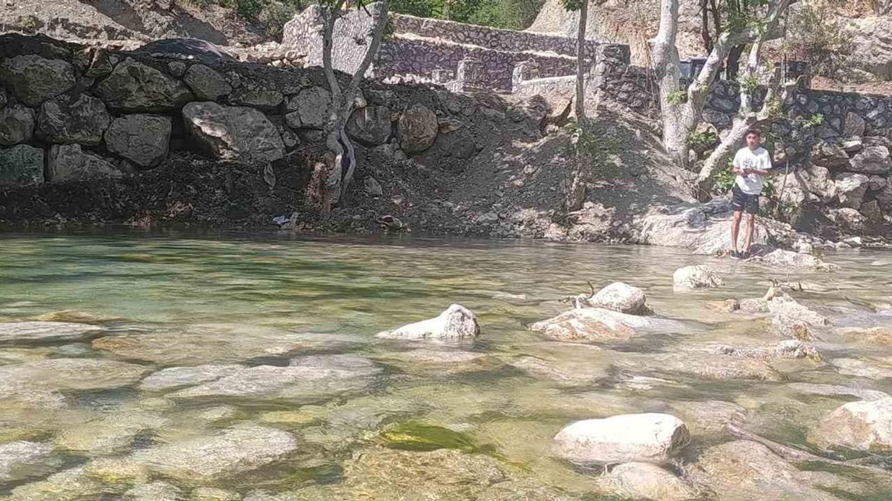 Karasu Vadisi doğal güzelliği ve serin sularıyla ziyaretçileri çekiyor