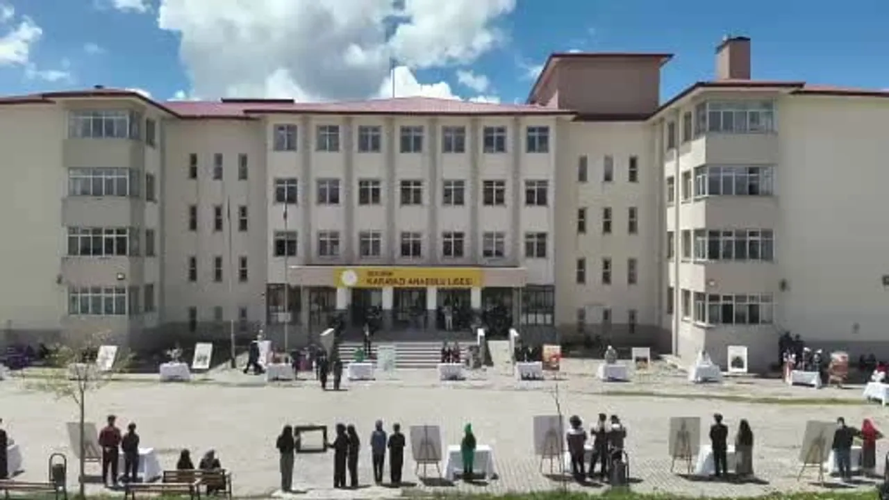 Karayazı Anadolu Lisesi öğrencileri Türk ve dünya edebiyatı eserlerini canlandırdı