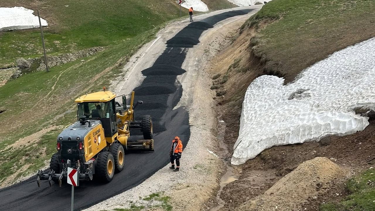 Karayolları 106. Şube Şefliği Balahor Yayla Yolunda Asfalt Serimine Başladı