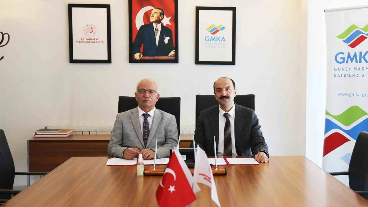 Karesi'de TR22/26/BSGTD/0006 kodlu İHA ve Model Uçak Teknolojileri Eğitimi projesi için imza töreni