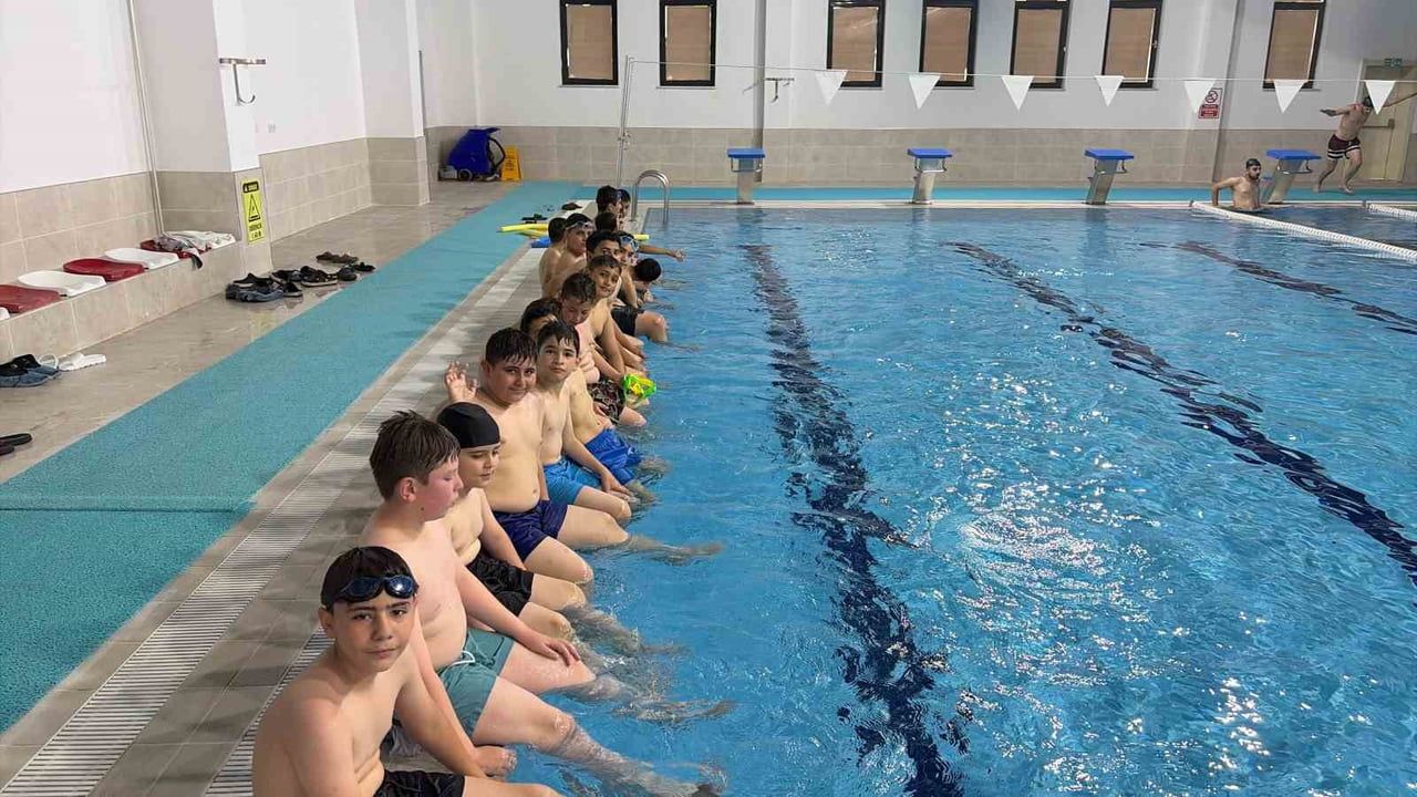 Kargı’dan gelen 18 öğrenci Tosya Belediyesi’nin kapalı yüzme havuzunda serinledi