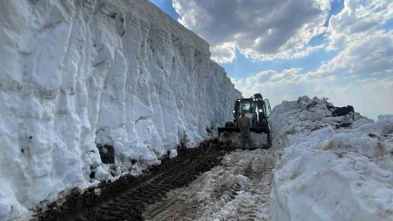 Karlı yollar göçerler için açılıyor