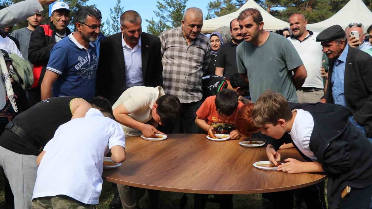 Karnavas dut pekmezi festivalinde çocuklar parmakla pekmez yemek için yarıştı