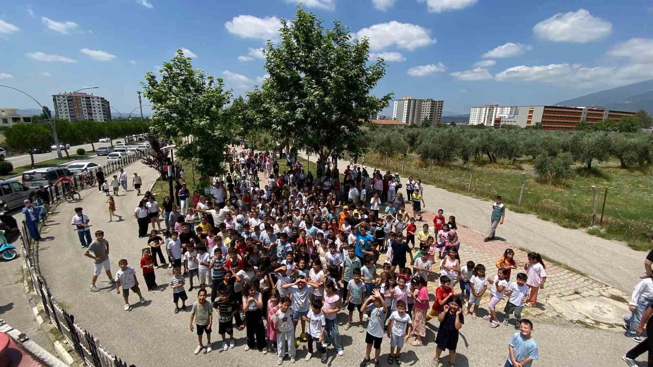 Karne şenliğinde itfaiyeden serinleten sürpriz