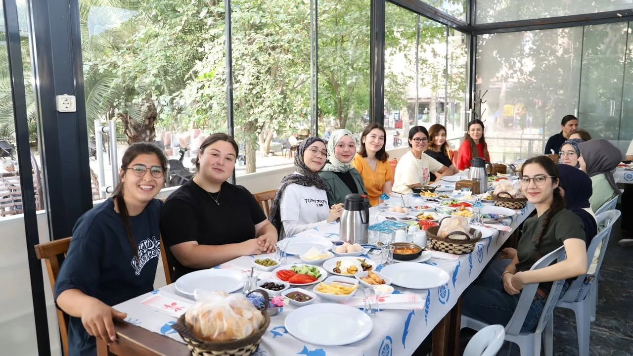 Karpuzlu’da YKS öncesi öğrencilere moral kahvaltısı