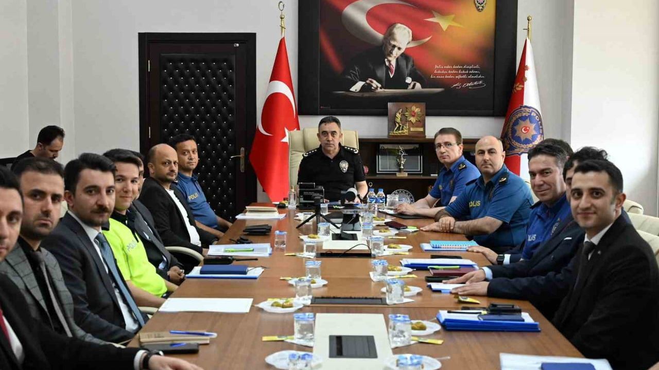 Kars emniyet müdürlüğü'nde güvenlik ve koordinasyon toplantısı