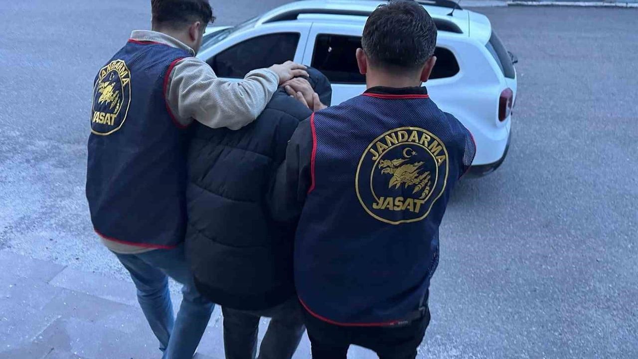 Kars’ta 42 yıl hapis cezası bulunan firari hükümlü yakalandı
