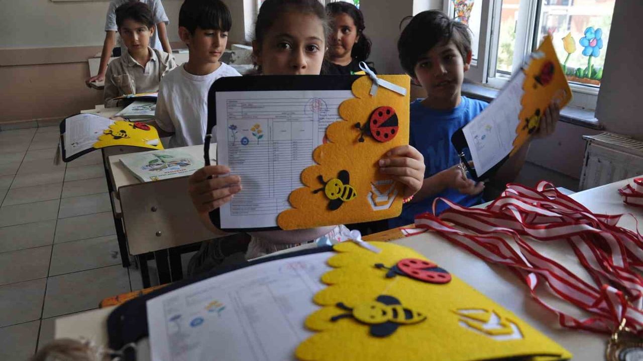 Kars’ta 53 bin 676 öğrenci karne alarak yaz tatiline başladı