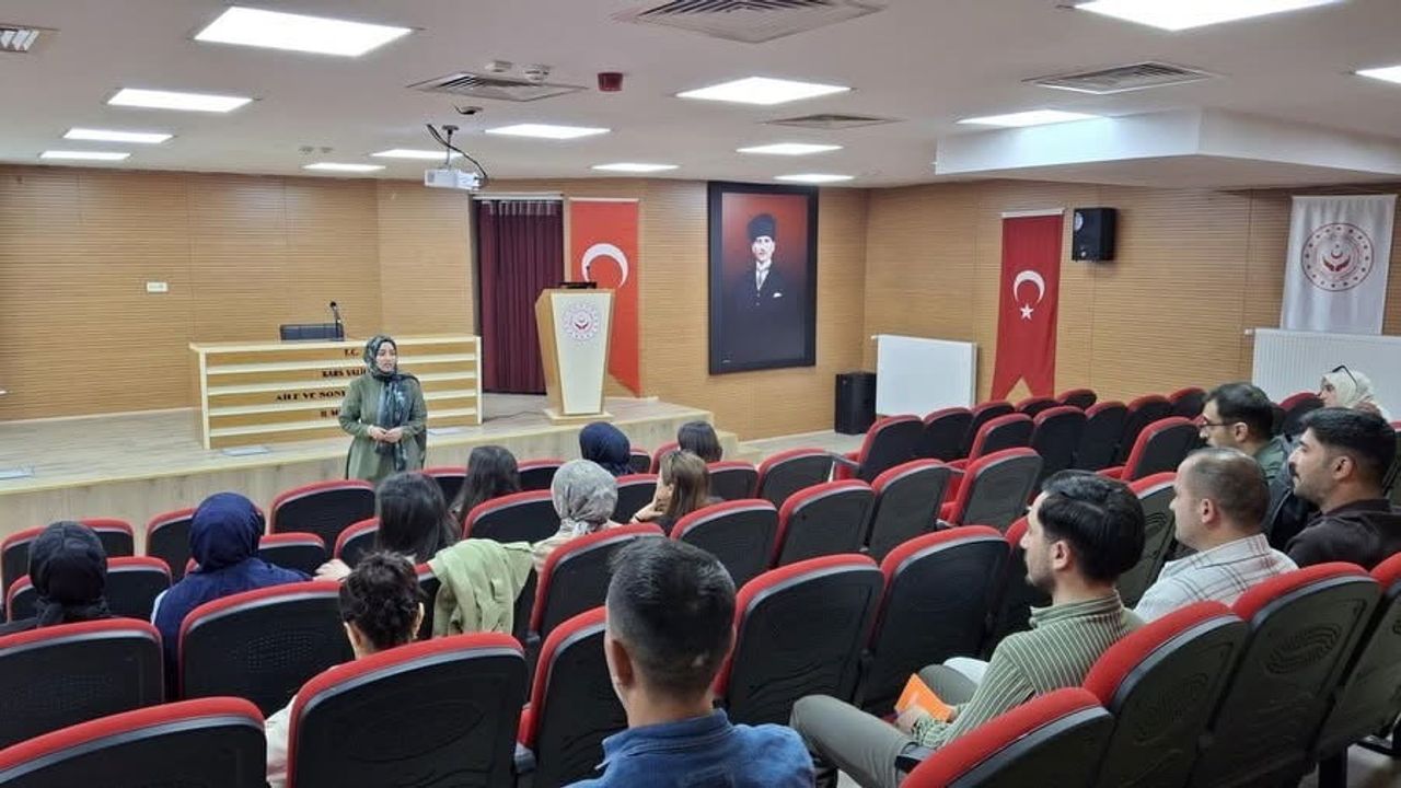 Kars’ta Aile ve Sosyal Hizmetler İl Müdürlüğü personeline teknoloji bağımlılığı eğitimi