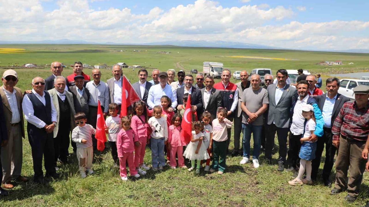 Kars’ta bin 200 dekarlık meraya 12 ton gübre ve 6 bin 150 kilogram korunga tohumu desteği