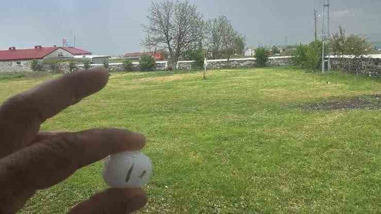 Kars'ta dolu tarım arazilerinde ve araçlarda hasara yol açtı