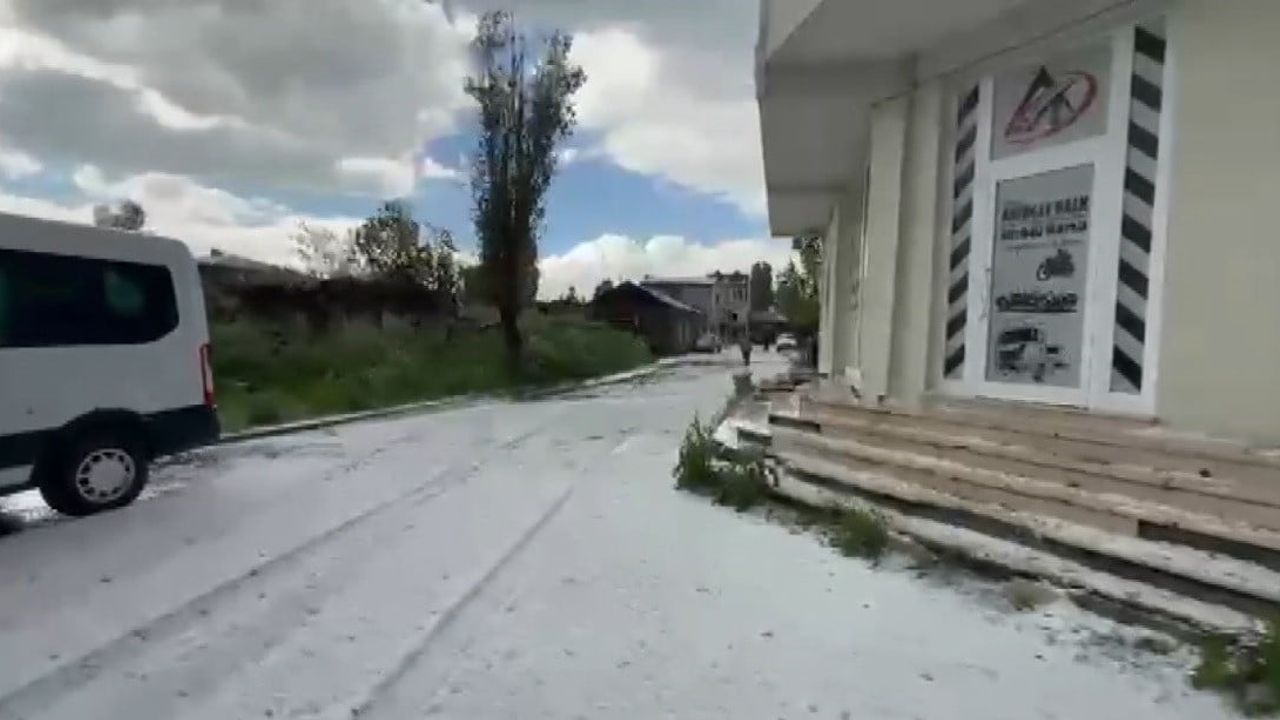Kars’ta dolu yağışı Arpaçay'ın sokaklarını beyaza bürüdü