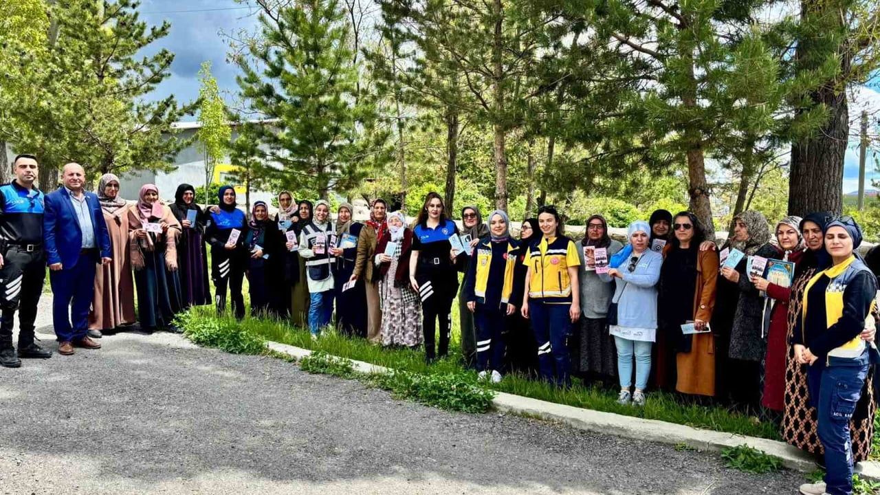 Kars'ta Emniyet ve Sağlık İş birliğiyle 'Emniyetli Mahallelerde İlk Yardım Farkındalığı' Paşaçayır'da düzenlendi