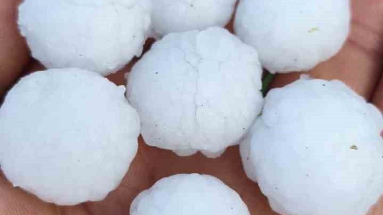 Kars'ta fındık büyüklüğünde dolu: Akyaka ve Arpaçay beyaza büründü