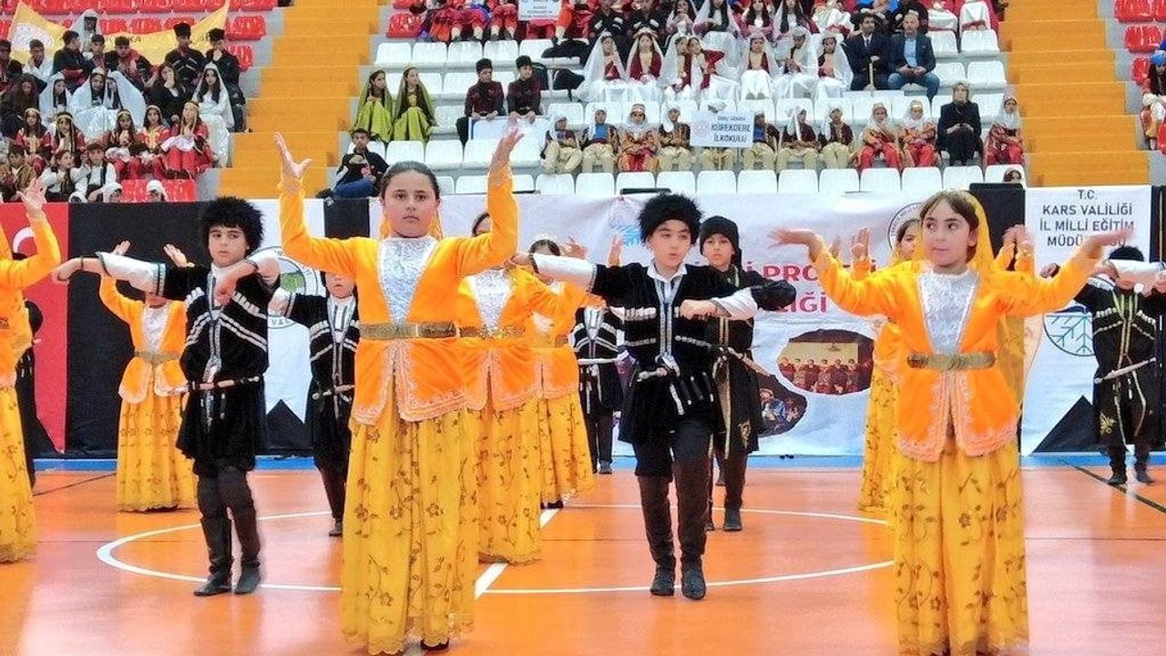 Kars'ta Halk Oyunları Şenliği: 923 öğrenci, 67 ekip, 50 okul sahne aldı