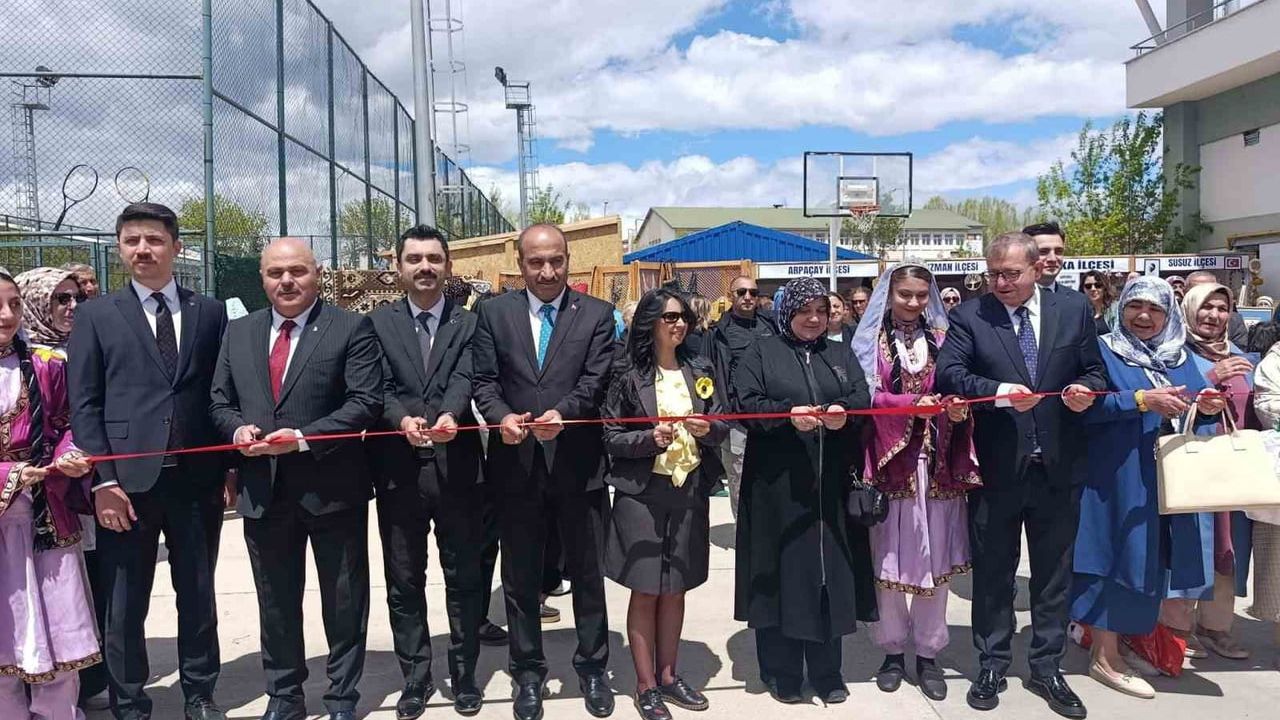 Kars’ta 'Her Zaman, Her Yere, Herkes İçin Eğitim' sergisi açıldı — Halk Eğitim kursiyerlerinin eserleri sergilendi