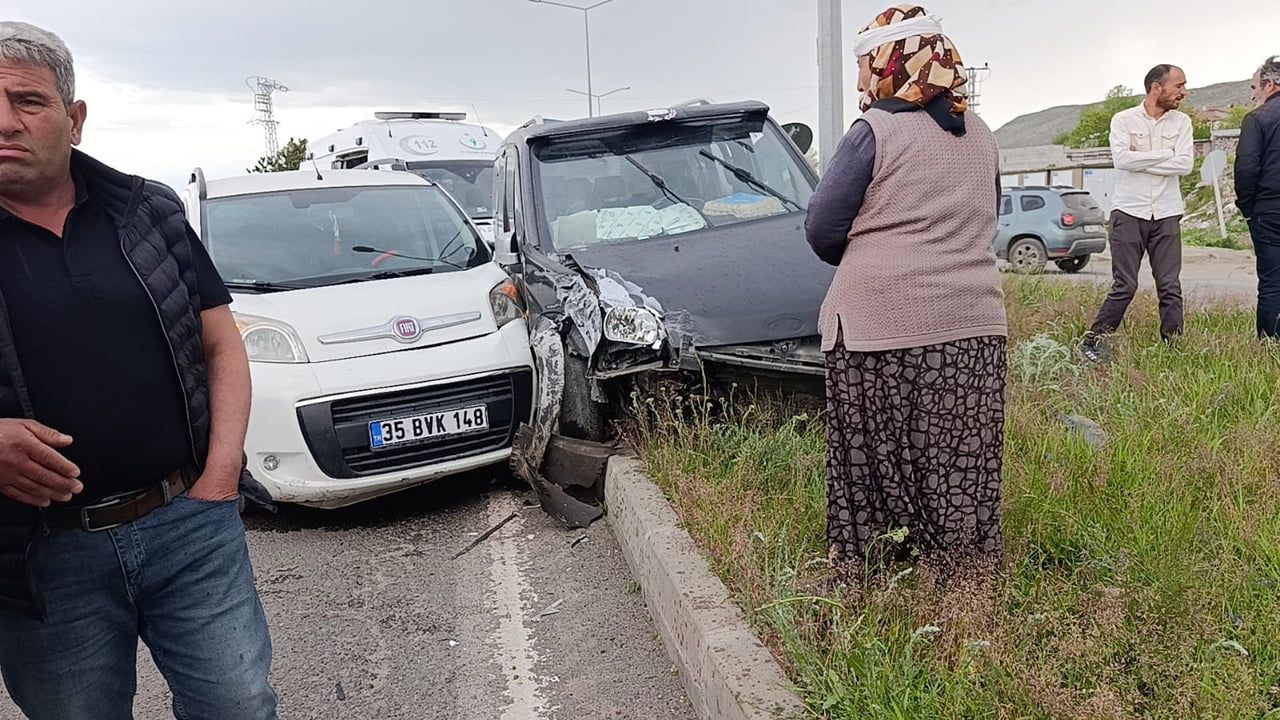 Kars'ta iki aracın çarpışması: 3'ü çocuk 5 kişi yaralandı