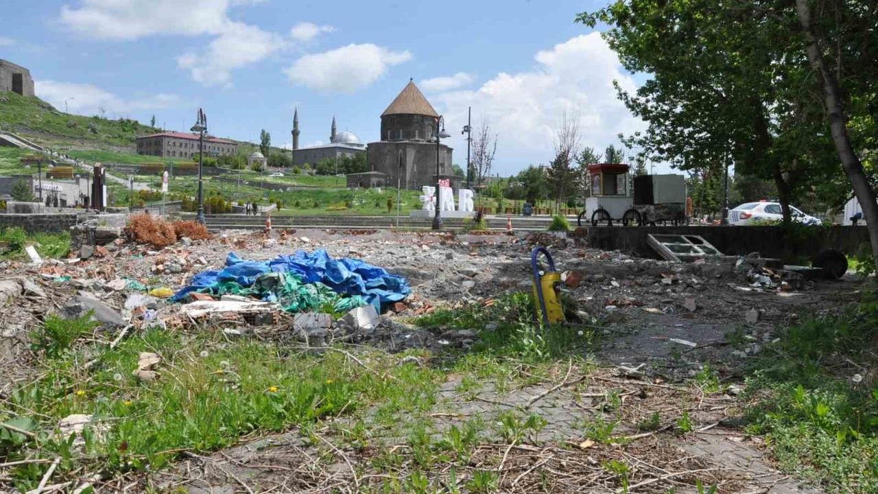 Kars’ta İstihkam Çay Bahçesi yıkımı sonrası Tarihi Bedesten Bölgesi'nde kalan kalıntılar turizmi zedeliyor