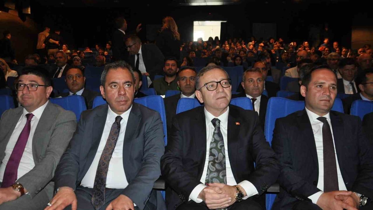 Kars’ta kitap seferberliği: 98 bin kitap, 8 milyon sayfa okundu — En çok okuyanlar ödüllendirildi