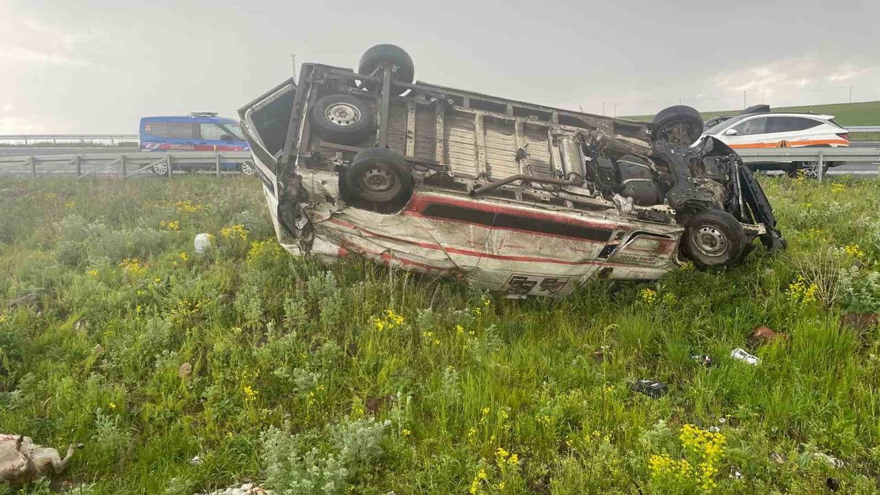 Kars'ta ticari araç şarampole devrildi: sürücü yaralandı