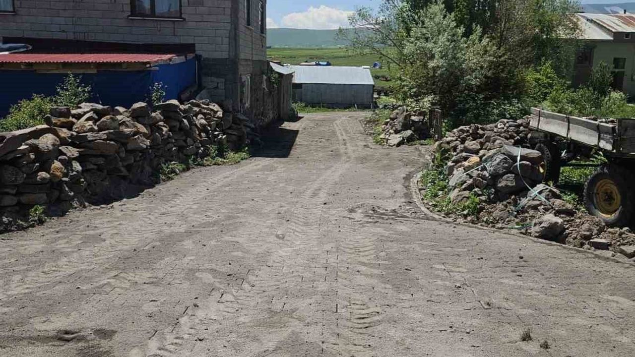 Kars'ta Tunçkaya köyünde kilit parke taşı çalışmaları başladı