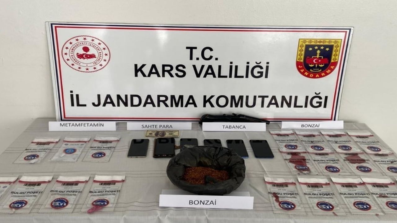 Kars’ta uyuşturucu operasyonu: 7 tutuklama, bonzai, metamfetamin, sahte dolar ve tabanca ele geçirildi