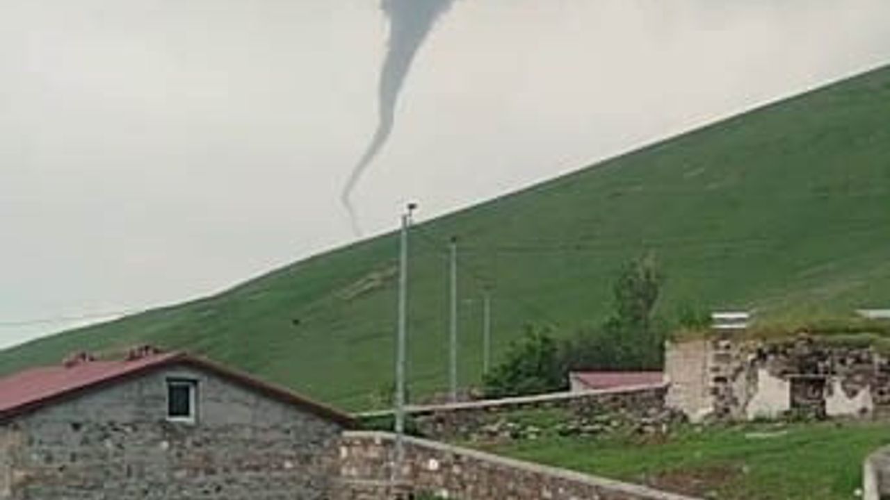 Kars'ta yağışın etkisi: Mezra'da taşkın, Kozluca yakınlarında hortum