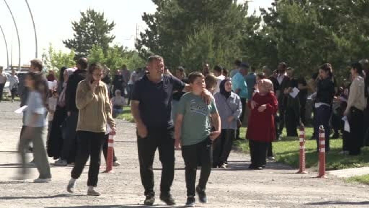 Kars’ta YKS heyecanı: binlerce aday üniversite hayali için sınav merkezlerine akın etti