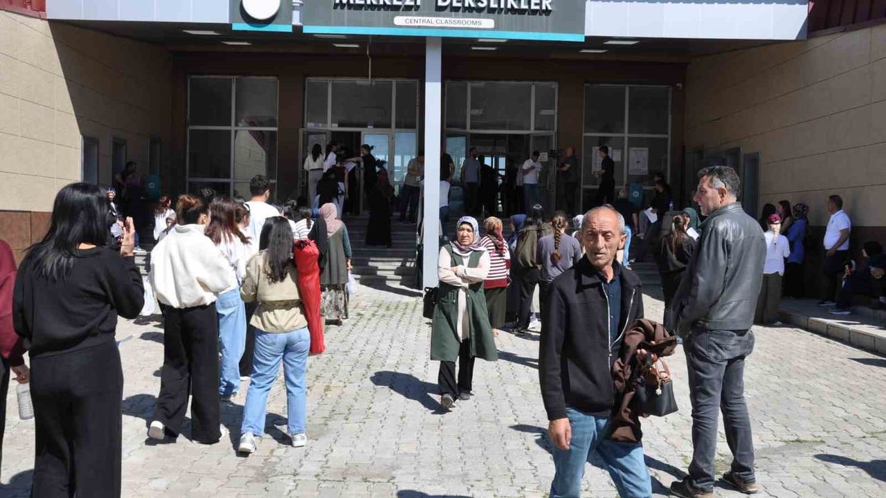 Kars’ta YKS heyecanı: binlerce aday üniversite hayali için sınav merkezlerine akın etti