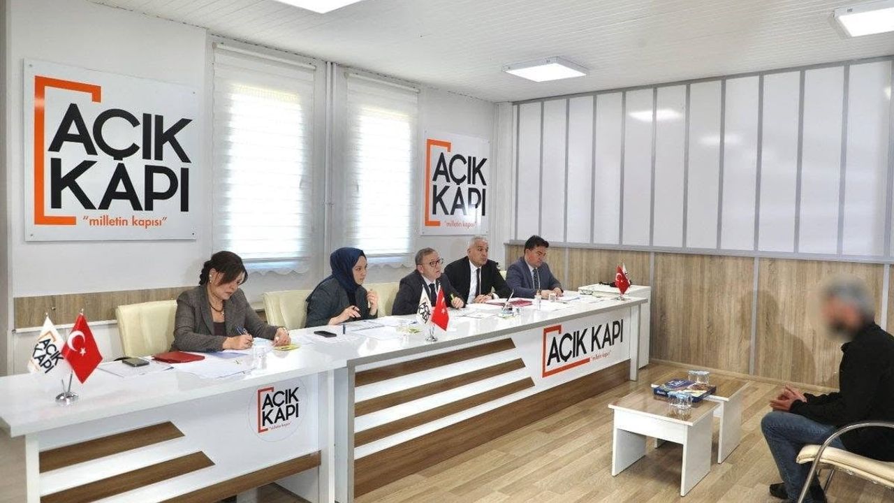 Kars Valisi Ziya Polat Halk Günü'nde Vatandaşların Taleplerini Dinledi