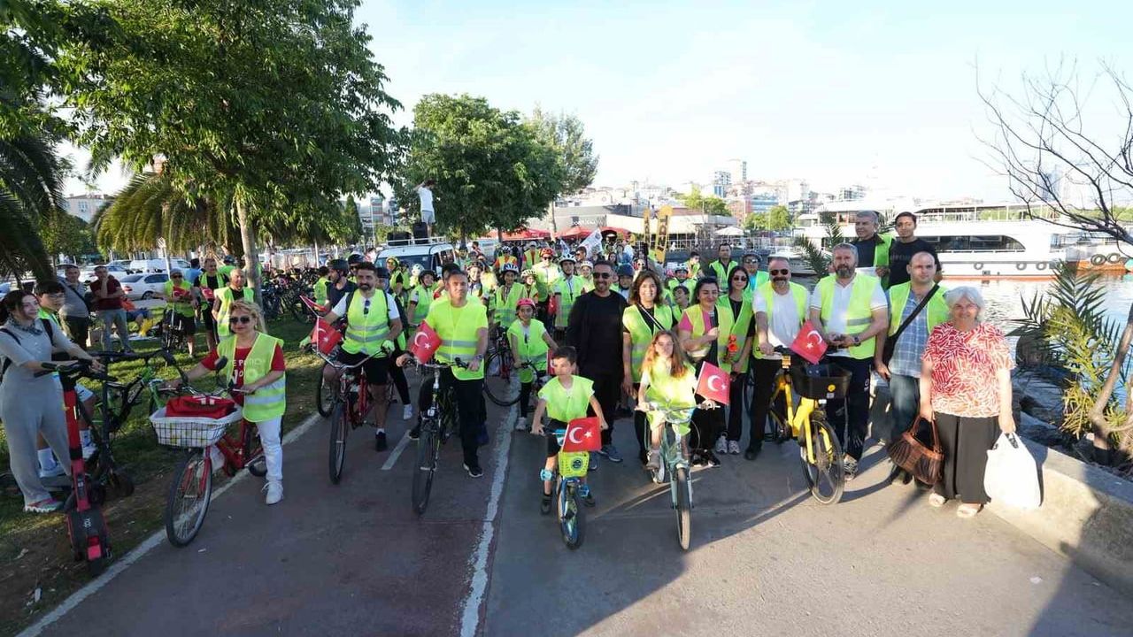 Kartal’da 'Atıklar Geri, Pedallar Umut İçin Dönsün' sloganıyla anlamlı bisiklet turu gerçekleştirildi