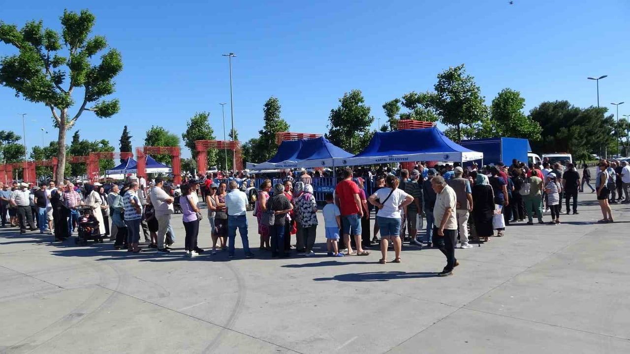 Kartal’da Muharrem bereketi vatandaşla paylaşıldı