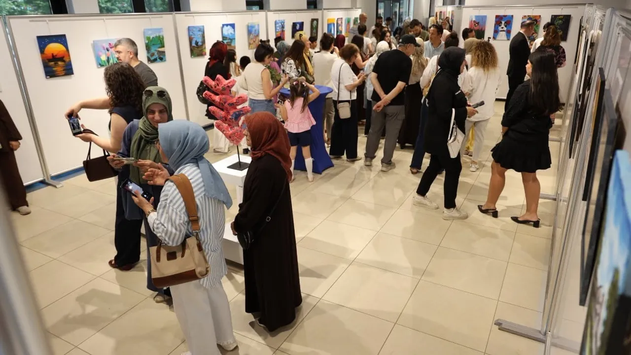 Kartepe'de 'Ahenk' Yıl Sonu Resim Sergisi Sanatseverlerle Buluştu
