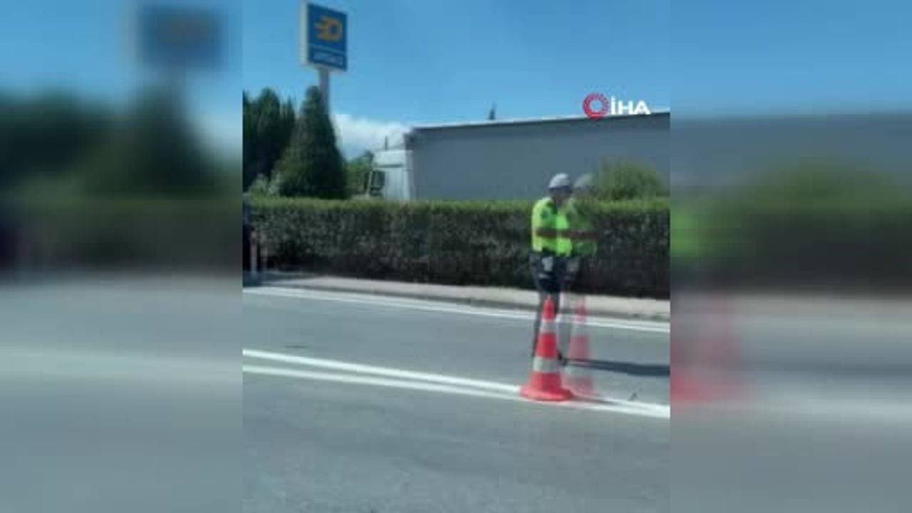 Kartepe'de panelvan yol tabelasına çarptı: 1 ölü, 2 yaralı