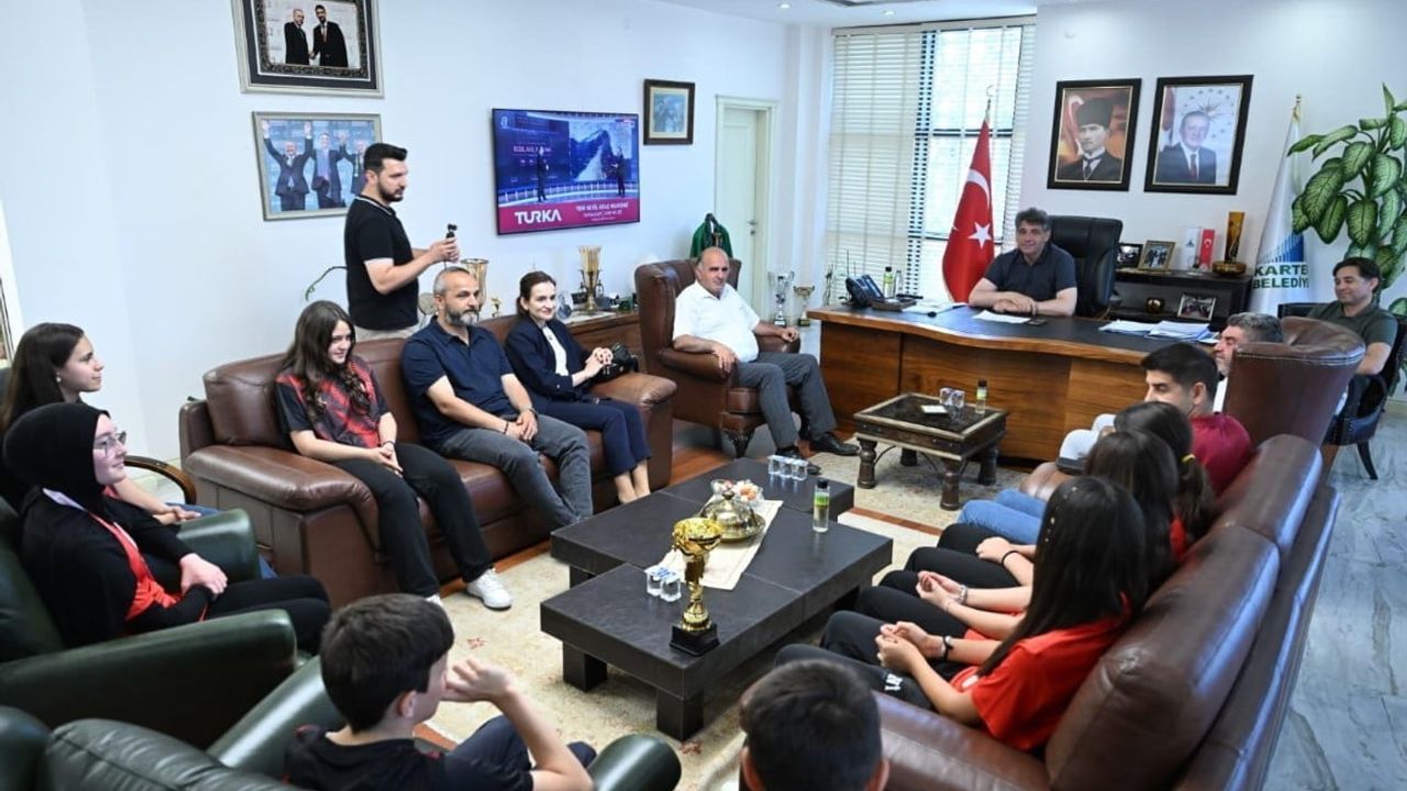 Kartepe'de ulusal müsabakalarda dereceye giren öğrenciler başkan Kocaman ile buluştu