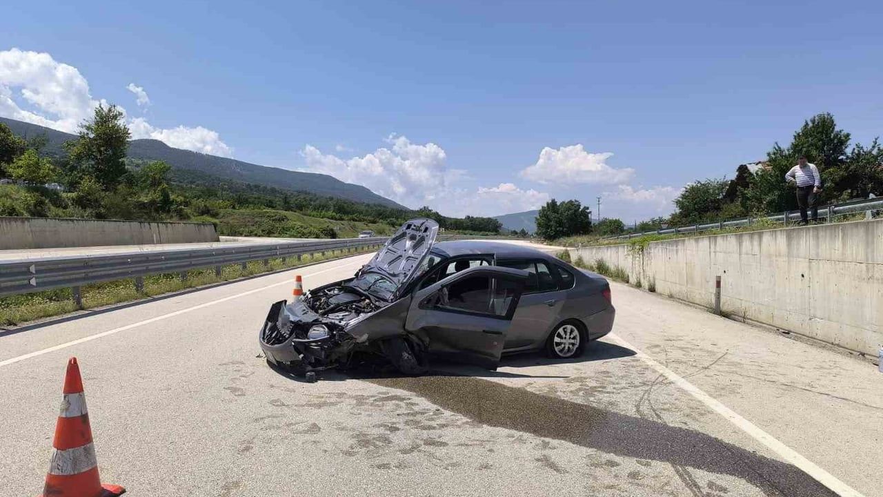 Kastamonu Araç’ta Otomobil İstinat Duvarına Çarptı: 2 Yaralı