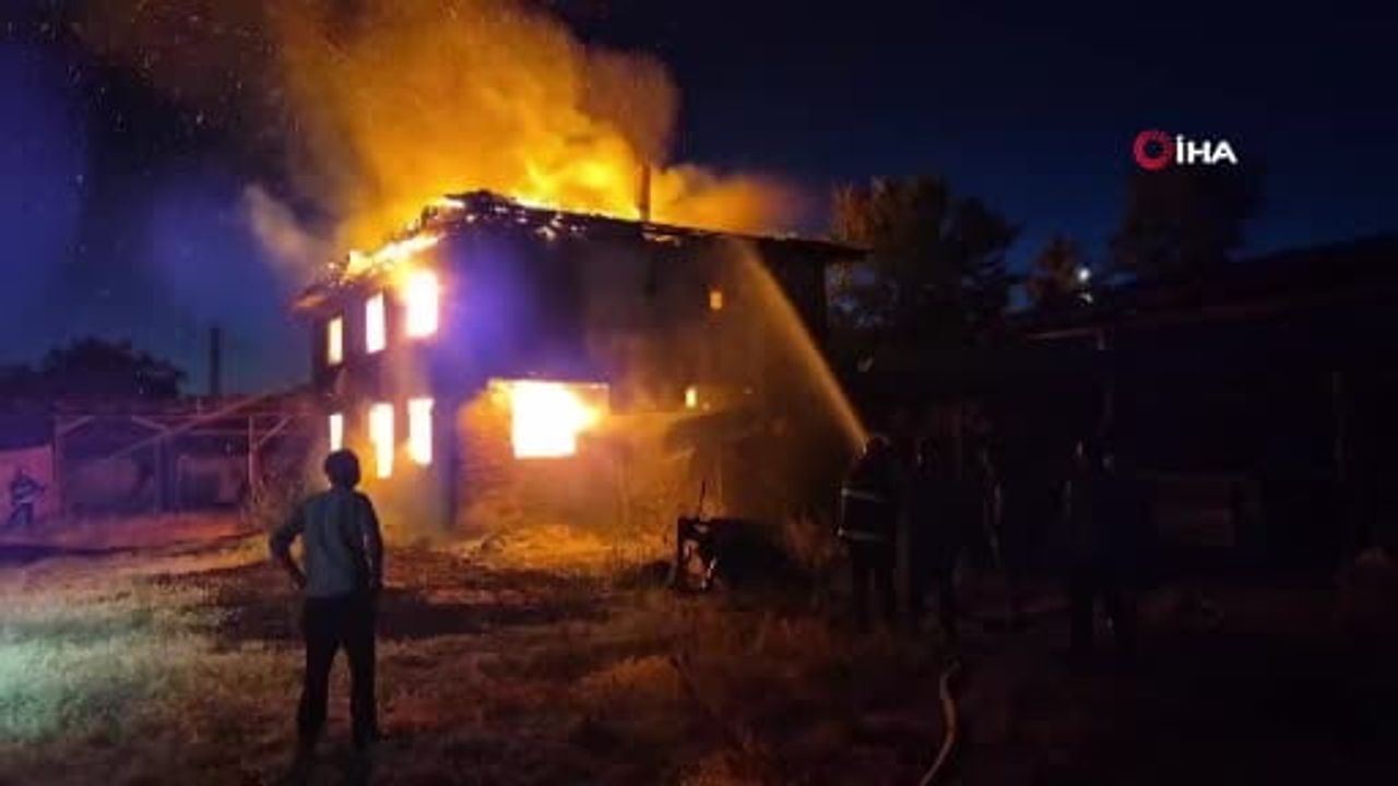 Kastamonu'da elektrik kontağından çıktığı tahmin edilen yangında iki katlı ev kullanılamaz hale geldi