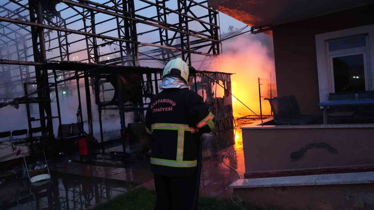 Kastamonu’da jimnastik salonunda yıldırım düşmesi sonucu çıkan yangın söndürüldü