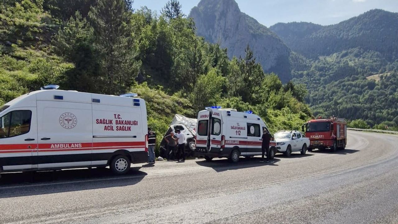 Kastamonu’da kamyon şarampole devrildi: 2 yaralı