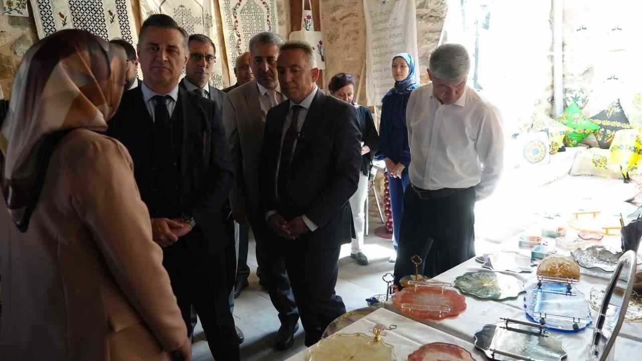 Kastamonu'da KYK öğrencilerinin el emeği ve taş baskı eserleri Saray Hamamı'nda sergilendi