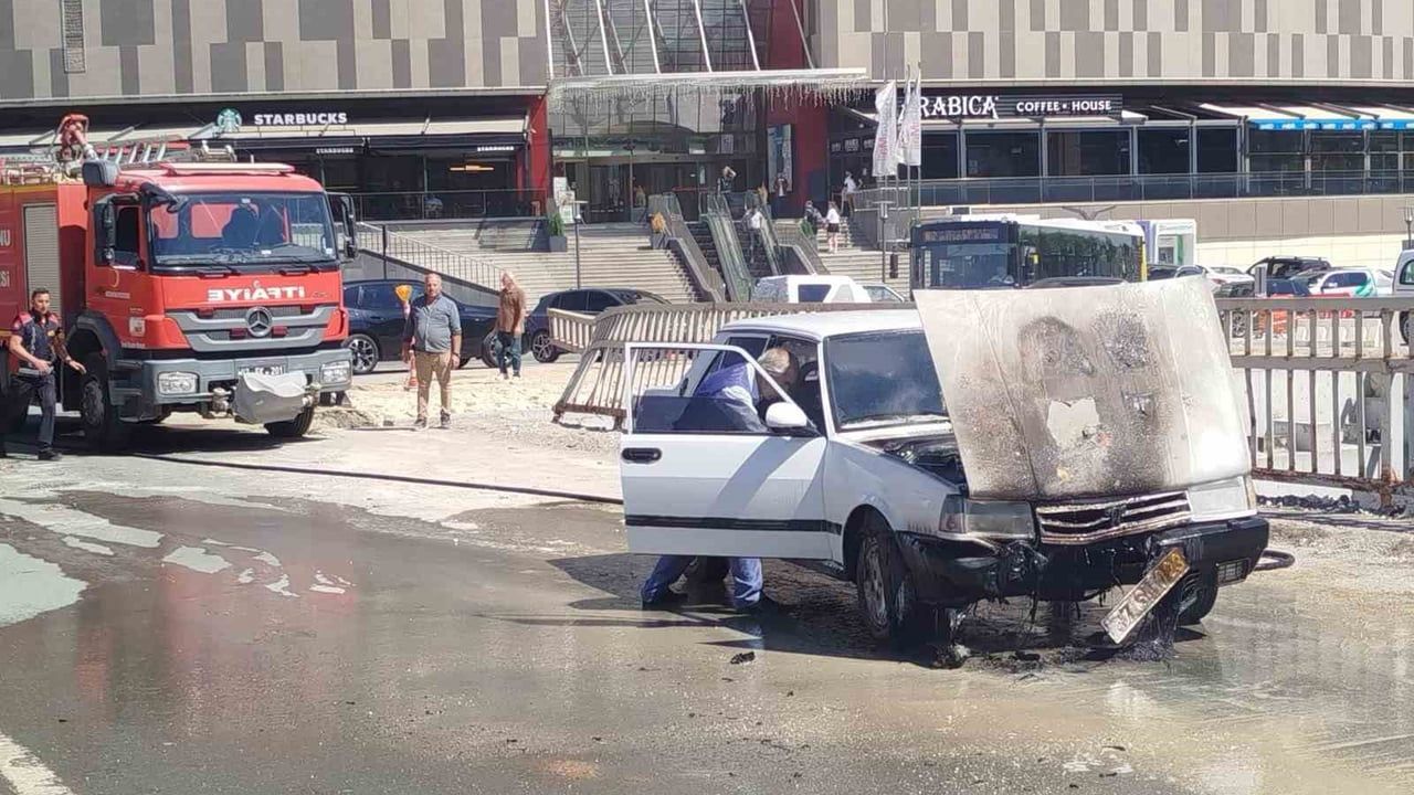 Kastamonu'da seyir halindeki otomobilde yangın çıktı