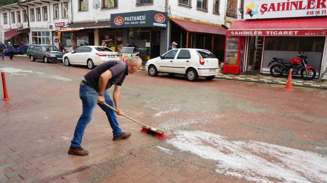 Kastamonu Daday'da 45 Dakikalık Dolu ve Sağanak İlçeyi Beyaza Bürüdü, Ev ve İş Yerlerini Su Bastı