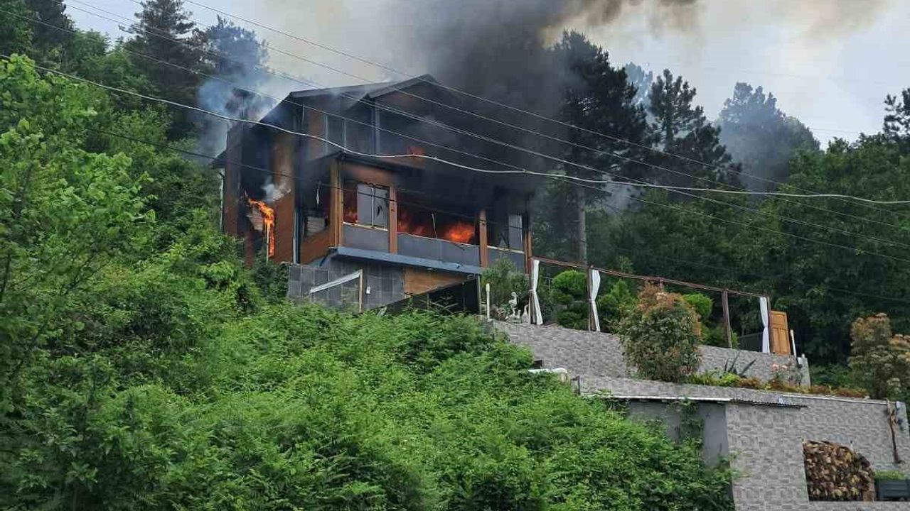 Kastamonu İnebolu'da üç katlı villada yangın: Mahsur kalan 81 yaşındaki kadın kurtarıldı