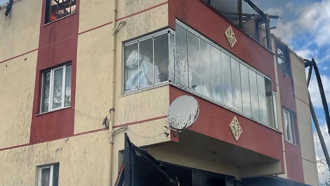 Kastamonu Kemerler’de üç katlı binanın çatısında çıkan yangın itfaiye tarafından söndürüldü